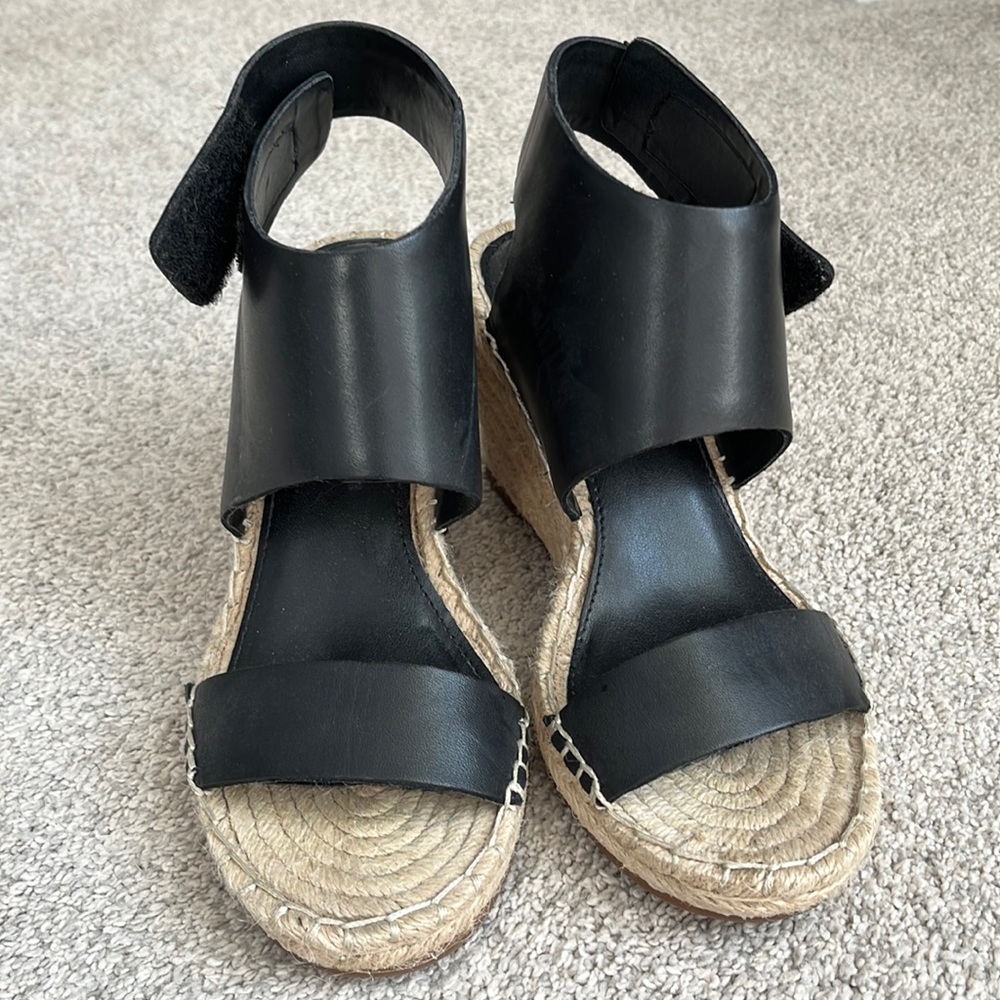 NWOT- Vince Camuto Laminda Wedges